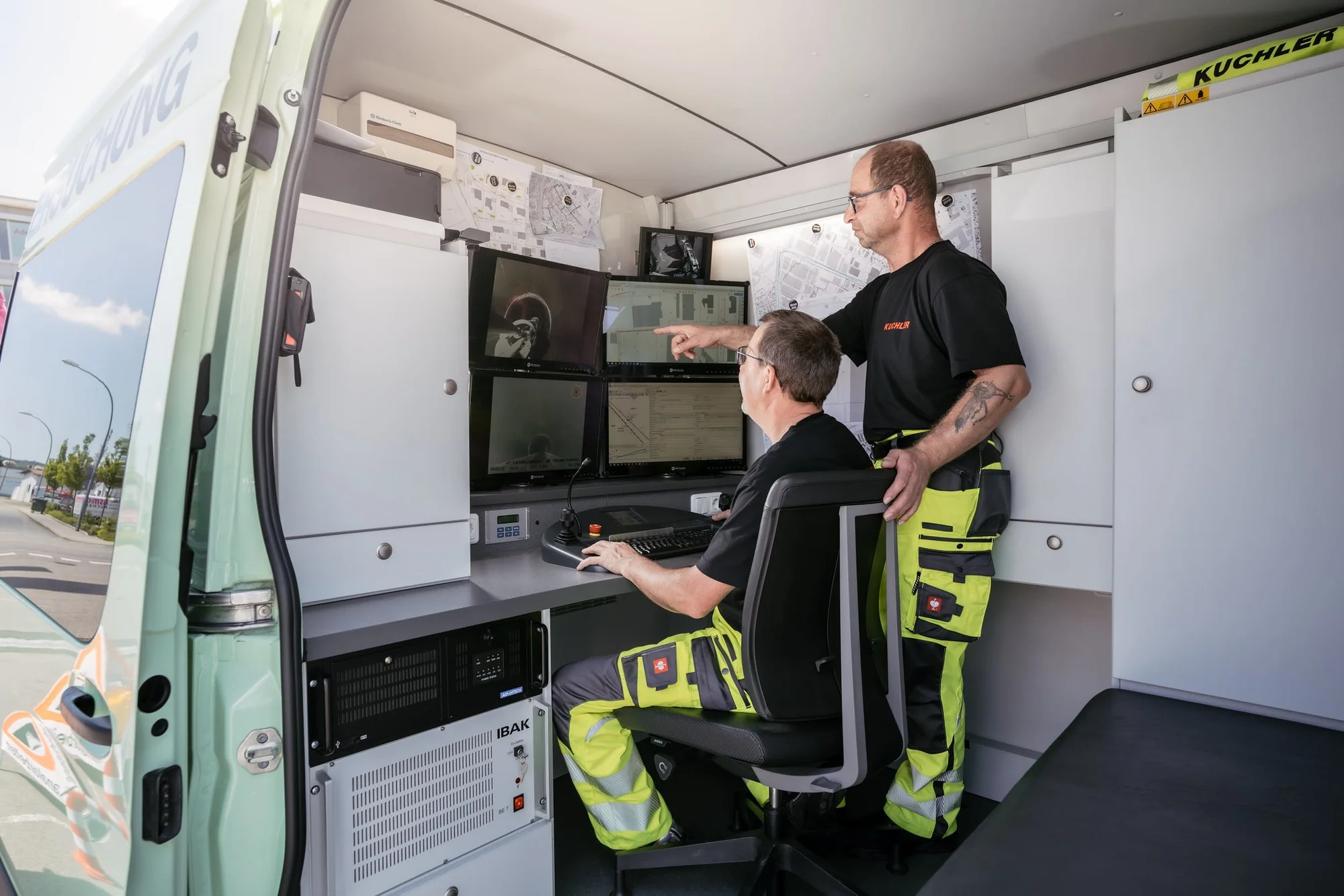 Kanalreinigung mit Spülfahrzeugen in Wackersdorf
